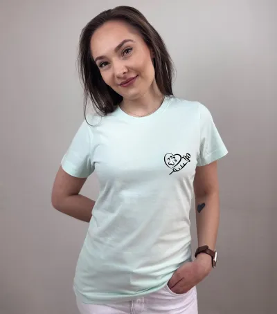 Dámske veterinárne tričko s potlačou- Srdcom pre labky