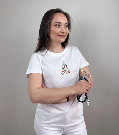 Dámske zdravotnícke tričko UNIDRESS – Psíkovia pod vianočnou hviezdou
